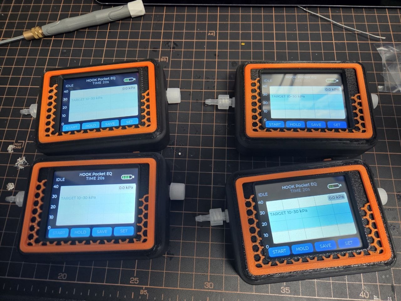 검정 본체와 주황 프레임, 중앙 화면, 측면 노브와 투명 포트가 보이는 Pocket EQ 실물 시제품